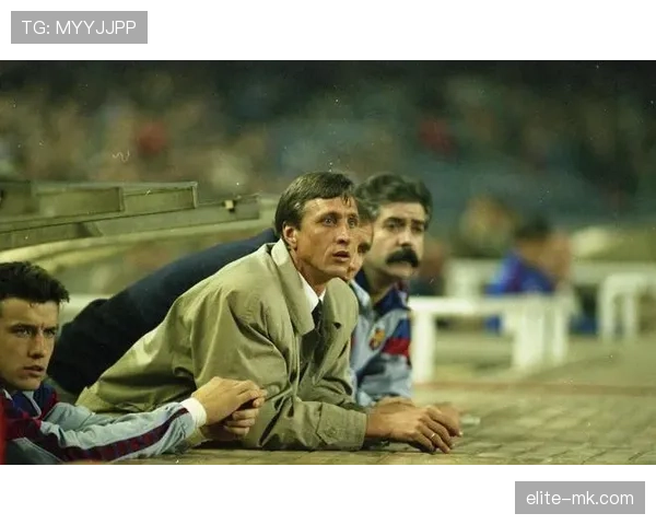 克鲁伊夫式传球再现绿茵：现代足球中的战术传承与艺术魅力