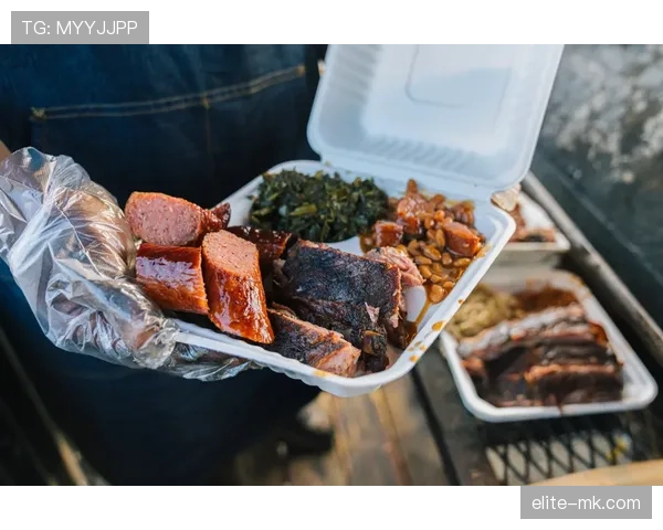 刷到杨力维的家居照，早餐背景像五星酒店，我和我的外卖盒子尴尬同框
