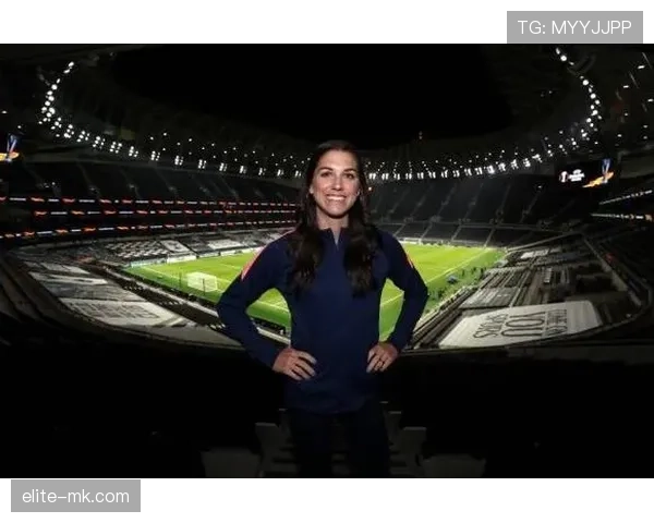 亚历克斯·摩根随手一张生活照就带着直升机和管家，我的周末只剩外卖和拖鞋